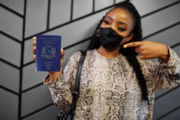 Mujer Africana Con Máscara Facial Negra Muestran Pasaporte Somalia Mano — Foto de Stock