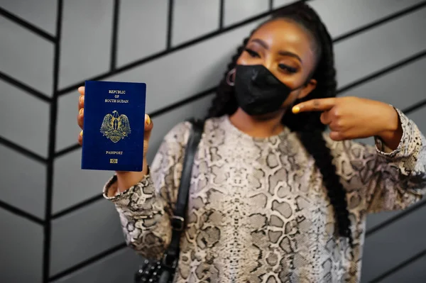 Mujer Africana Con Máscara Facial Negra Muestran Pasaporte Sudán Del — Foto de Stock