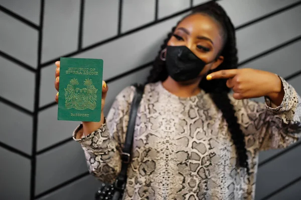 Mujer Africana Con Máscara Facial Negra Muestra Pasaporte Sierra Leona — Foto de Stock