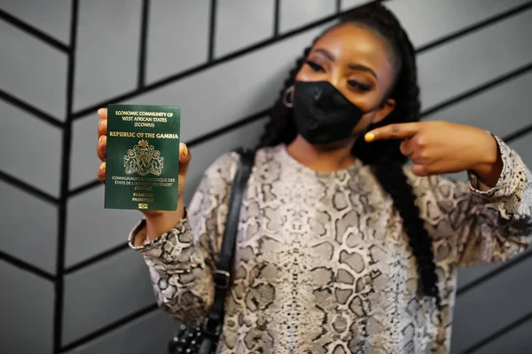 Mujer Africana Con Máscara Facial Negra Muestran Pasaporte Gambia Mano — Foto de Stock