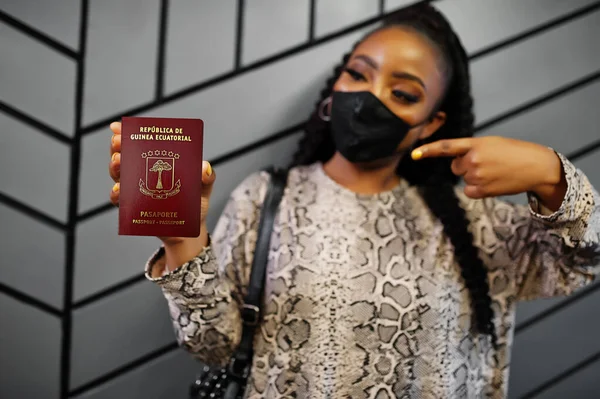 Mulher Africana Usando Máscara Preta Mostra Passaporte Guiné Equatorial Mão — Fotografia de Stock