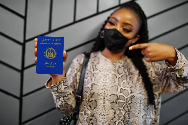 Mujer Africana Con Máscara Facial Negra Muestran Pasaporte Djibouti Mano —  Fotos de Stock