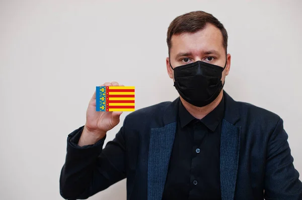 Der Spanier Trägt Eine Schwarze Gesichtsmaske Hält Die Flagge Der — Stockfoto