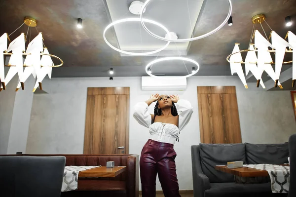 Ресторані Постає Чудова Африканська Американка Білій Блузці Червоні Шкіряні Брюки — стокове фото