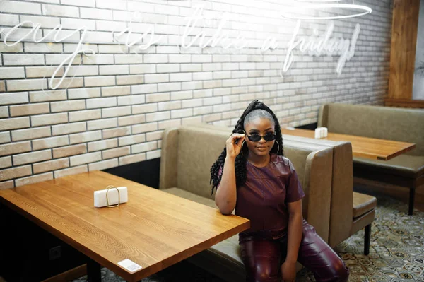 Красивая Африканская Американка Красном Кожаном Костюме Позирует Ресторане — стоковое фото