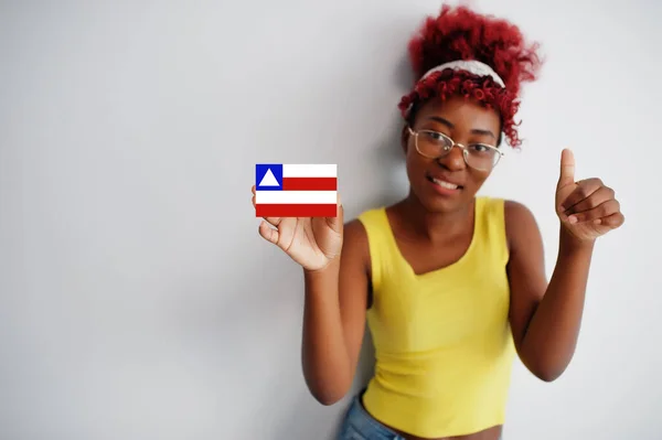 Mujer Brasileña Con Cabello Afro Sostiene Bandera Bahía Aislada Sobre — Foto de Stock