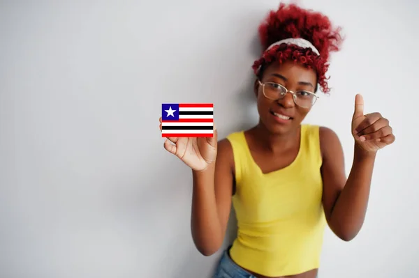 Бразильська Жінка Волоссям Африканського Кольору Тримає Прапор Маранхао Ізольованим Білому — стокове фото