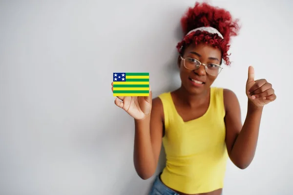 Brasiliansk Kvinna Med Afro Hår Hålla Goias Flagga Isolerad Vit — Stockfoto