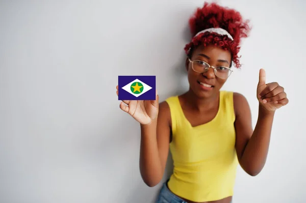 Βραζιλιάνα Γυναίκα Afro Hair Hold Mato Grosso Σημαία Απομονώνονται Λευκό — Φωτογραφία Αρχείου