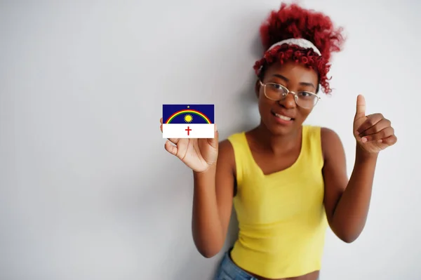 Бразильська Жінка Волоссям Африканського Кольору Тримає Прапор Пернамбуку Ізольованим Білому — стокове фото