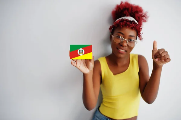 Brasilianerin Mit Afro Haaren Hält Rio Grande Sul Flagge Isoliert — Stockfoto