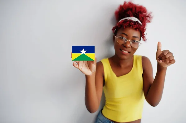 Brasiliansk Kvinna Med Afro Hår Hålla Rondonia Flagga Isolerad Vit — Stockfoto