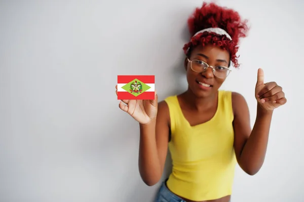 Βραζιλιάνα Γυναίκα Μαλλιά Afro Κρατήσει Σημαία Santa Catarina Απομονώνονται Λευκό — Φωτογραφία Αρχείου