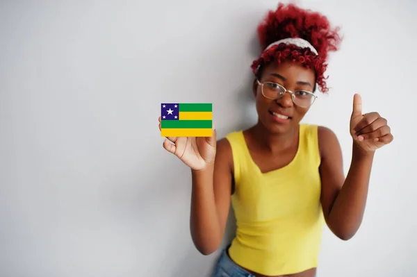 Brasilianerin Mit Afro Haaren Hält Sergipe Fahne Isoliert Auf Weißem — Stockfoto