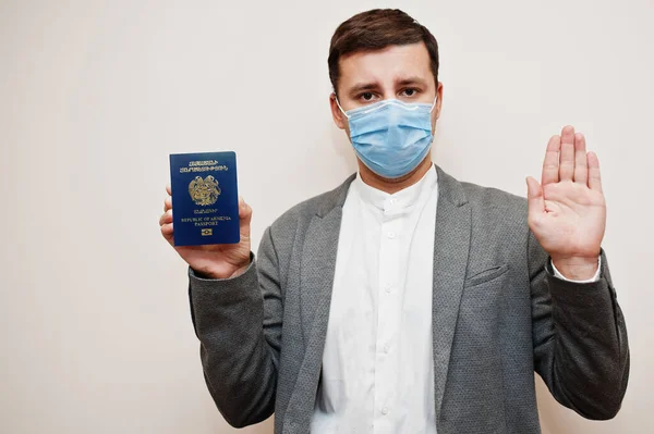 Hombre Europeo Ropa Formal Máscara Facial Mostrar Pasaporte Armenia Con — Foto de Stock