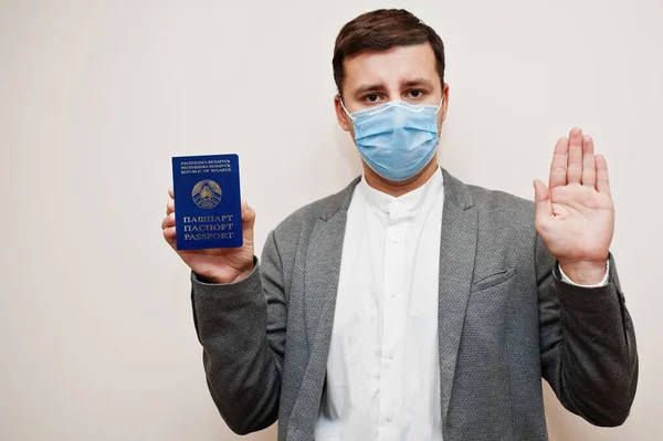 Hombre Europeo Ropa Formal Máscara Facial Mostrar Pasaporte Bielorrusia Con — Foto de Stock