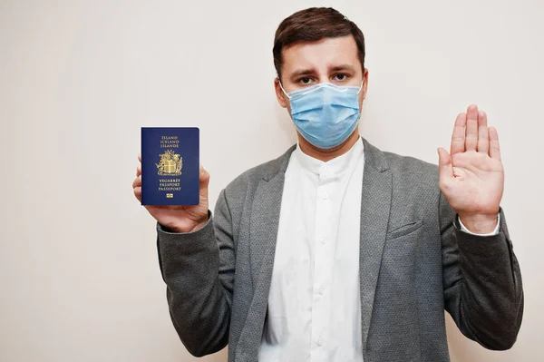 Hombre Europeo Ropa Formal Máscara Facial Mostrar Pasaporte Islandia Con — Foto de Stock