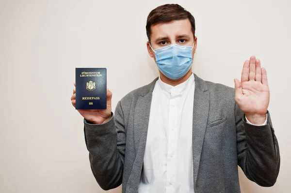Hombre Europeo Ropa Formal Mascarilla Facial Mostrar Pasaporte Liechtenstein Con — Foto de Stock