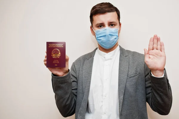 Hombre Europeo Ropa Formal Mascarilla Mostrar Pasaporte Macedonia Del Norte — Foto de Stock
