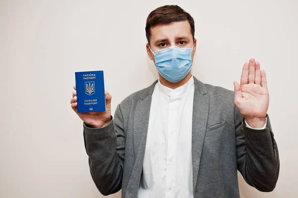 Hombre Europeo Desgaste Formal Máscara Facial Mostrar Pasaporte Ucrania Con — Foto de Stock