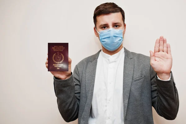 Hombre Europeo Ropa Formal Mascarilla Facial Mostrar Pasaporte Del Norte — Foto de Stock