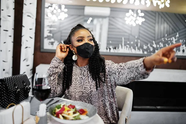 Joven Mujer Afroamericana Con Estilo Con Mascarilla Negra Sentado Restaurante — Foto de Stock