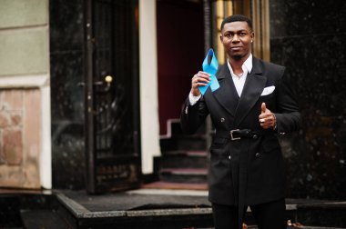 Afrikalı Amerikalı adamın mavi prostat kurdelesi var. Erkeklerin sağlığının farkındalığı. 