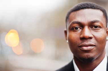 Takım elbiseli, genç ve yakışıklı Afro-Amerikan iş adamının portresini kapat..