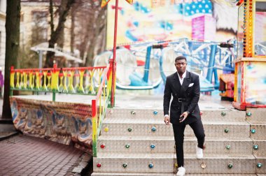 Takım elbiseli Afro-Amerikan iş adamının genç ve yakışıklı portresi arka plan atlıkarıncasını cezbediyor..