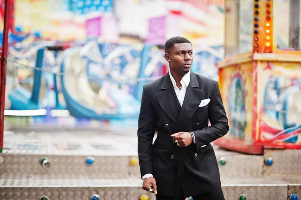 Retrato Joven Guapo Hombre Negocios Afroamericano Traje Pose Fondo Carrusel — Foto de Stock