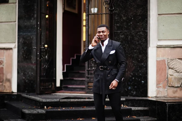 Портрет Молодого Красивого Африканского Бизнесмена Костюме Говорят Мобильному Телефону Готовятся — стоковое фото