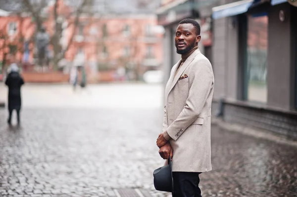 Elegante Uomo Afroamericano Indossare Giacca Beige Cappello Nero Posa Strada — Foto Stock