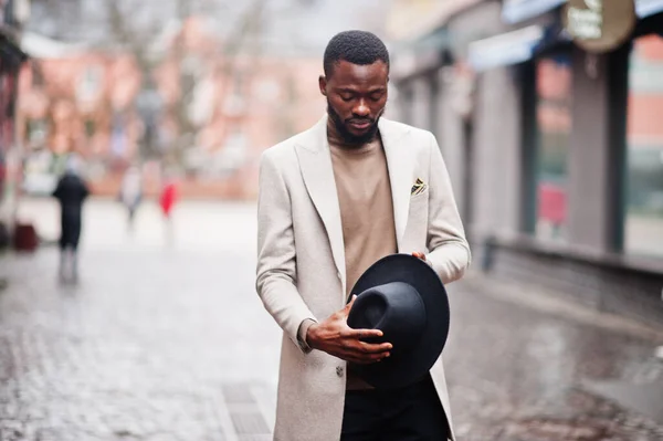 Elegante Hombre Afroamericano Usar Chaqueta Beige Sombrero Negro Posan Calle — Foto de Stock