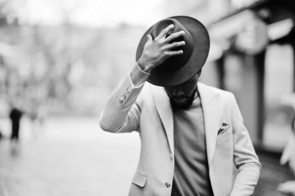 Stylowy Afrykanin Amerykański Mężczyzna Nosić Beżową Kurtkę Czarny Kapelusz Poza — Zdjęcie stockowe