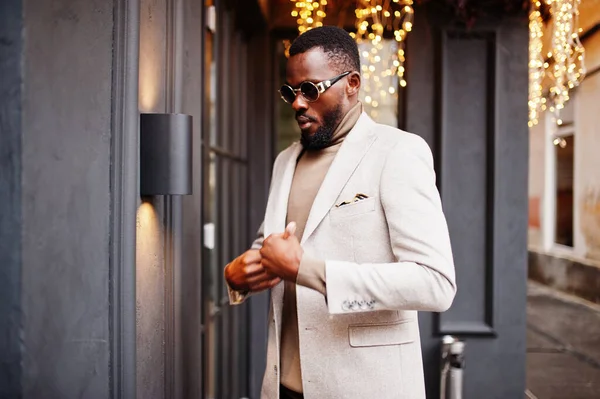 Elegante Hombre Afroamericano Usar Chaqueta Beige Con Gafas Sol Posan — Foto de Stock