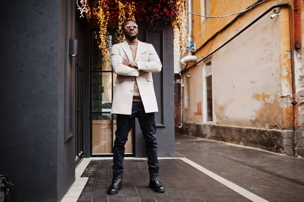 Elegante Hombre Afroamericano Usar Chaqueta Beige Con Gafas Sol Posan — Foto de Stock