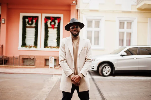 Stilvoller Afrikanisch Amerikanischer Mann Trägt Beige Jacke Und Schwarzen Hut — Stockfoto