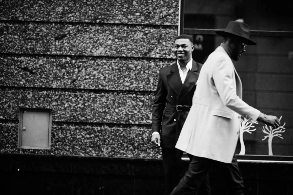 Deux Hommes Noirs Mode Marchant Dans Rue Portrait Mode Modèles — Photo