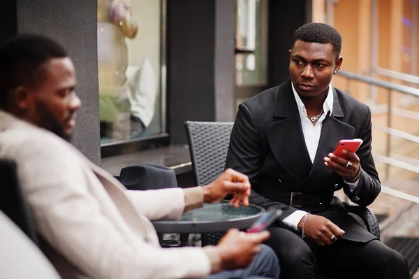 Dos Hombres Negros Moda Sentados Aire Libre Con Teléfono Móvil — Foto de Stock