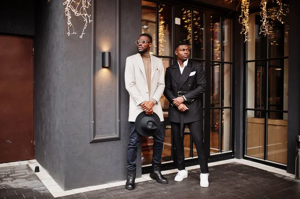Два Черных Мужчины Моды Позируют Против Дома Гирляндами Модный Портрет — стоковое фото