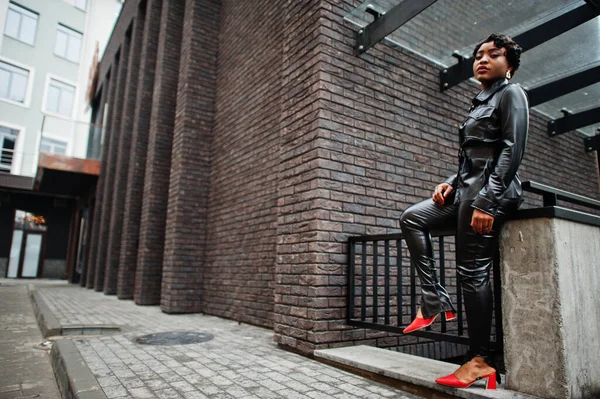 Mujer Afroamericana Hermosa Moda Posando Chaqueta Cuero Negro Pantalones Calle — Foto de Stock