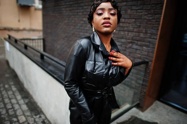 Modna Piękna Afrykańska Amerykanka Pozująca Czarnej Skórzanej Kurtce Ulicy Kolczyk — Zdjęcie stockowe