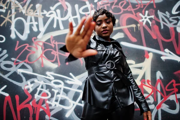 Дивно Красива Афро Американська Жінка Яка Поклала Чорну Шкіряну Куртку — стокове фото