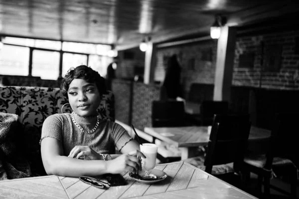 Mujer Afroamericana Joven Urbana Top Rosa Sentarse Cafetería Beber Café —  Fotos de Stock