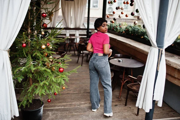 Mujer Afroamericana Joven Urbana Top Rosa Jeans Grises Afro Moda —  Fotos de Stock