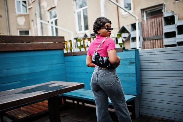 Mujer Afroamericana Joven Urbana Top Rosa Jeans Grises Gafas Sol —  Fotos de Stock