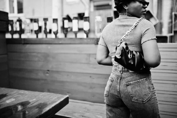 Urbano Jovem Afro Americano Mulher Top Rosa Jeans Cinza Com — Fotografia de Stock