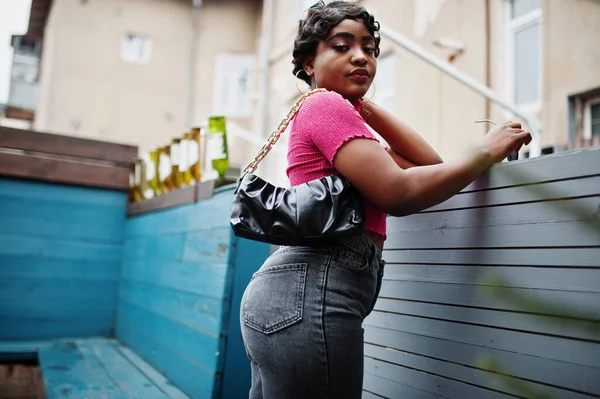 Mujer Afroamericana Joven Urbana Top Rosa Jeans Grises Gafas Sol —  Fotos de Stock