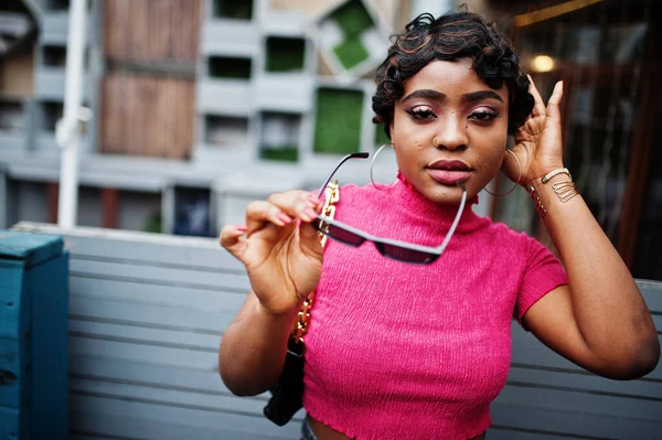 Urbano Jovem Afro Americano Mulher Top Rosa Afro Moda Mulheres — Fotografia de Stock