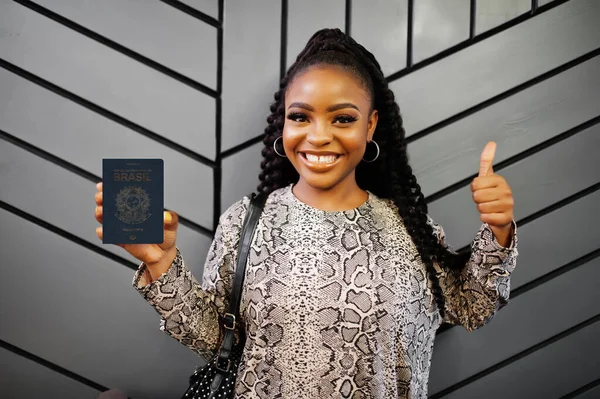 Primer Plano Retrato Una Joven Afroamericana Positiva Con Pasaporte Brasileño — Foto de Stock